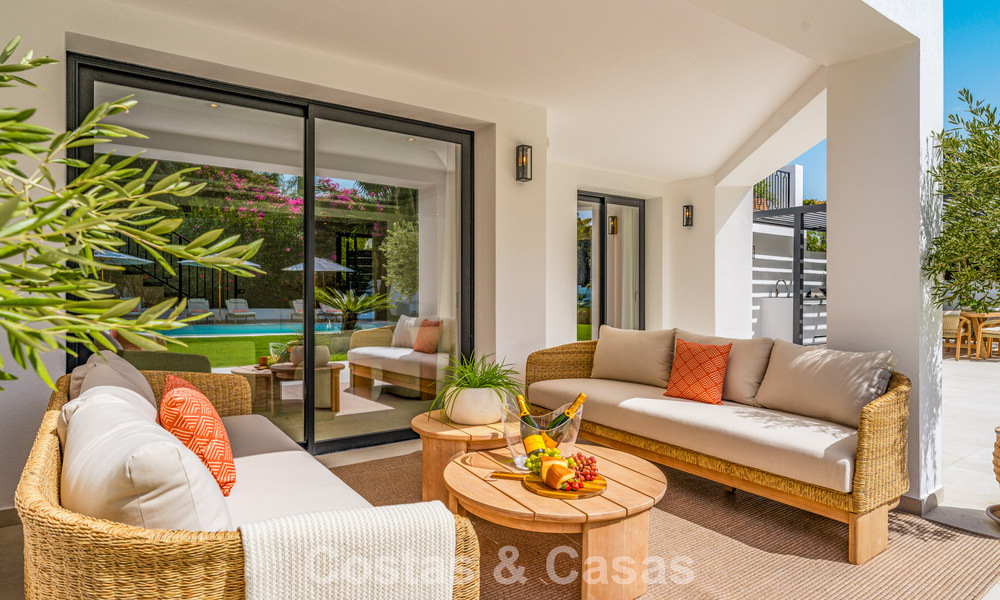 Lujosa villa renovada con vistas al mar en venta en la Milla de Oro de Marbella 786897