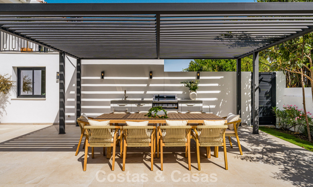 Lujosa villa renovada con vistas al mar en venta en la Milla de Oro de Marbella 786898