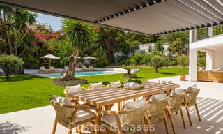 Lujosa villa renovada con vistas al mar en venta en la Milla de Oro de Marbella 786899 