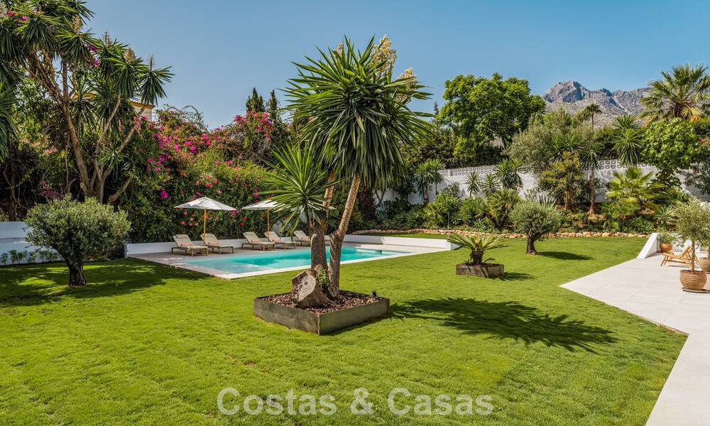 Lujosa villa renovada con vistas al mar en venta en la Milla de Oro de Marbella 786900