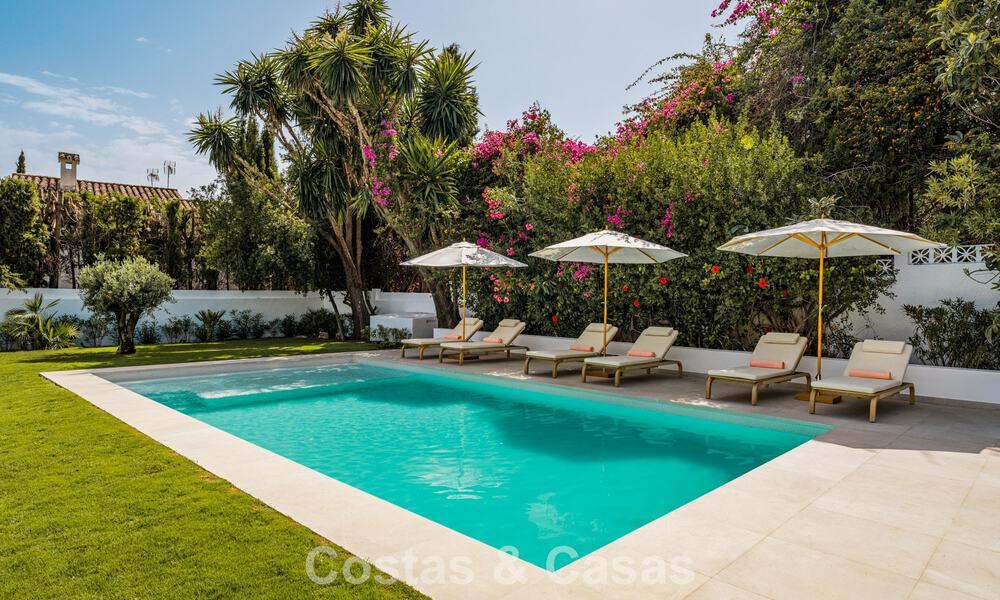 Lujosa villa renovada con vistas al mar en venta en la Milla de Oro de Marbella 786901