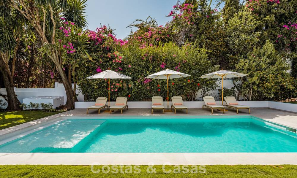 Lujosa villa renovada con vistas al mar en venta en la Milla de Oro de Marbella 786902