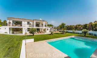 Lujosa villa renovada con vistas al mar en venta en la Milla de Oro de Marbella 786903 