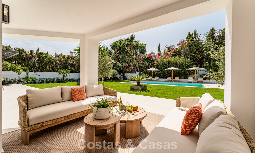 Lujosa villa renovada con vistas al mar en venta en la Milla de Oro de Marbella 786904