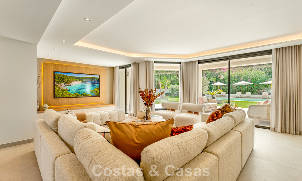Lujosa villa renovada con vistas al mar en venta en la Milla de Oro de Marbella 786905