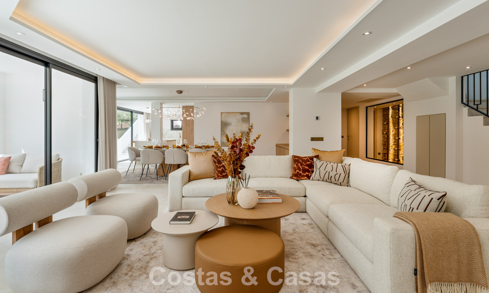 Lujosa villa renovada con vistas al mar en venta en la Milla de Oro de Marbella 786906