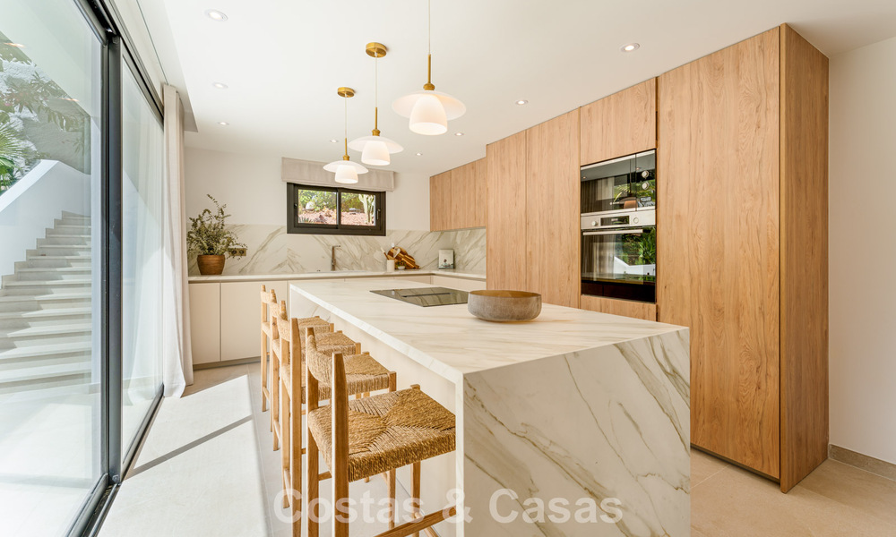 Lujosa villa renovada con vistas al mar en venta en la Milla de Oro de Marbella 786907