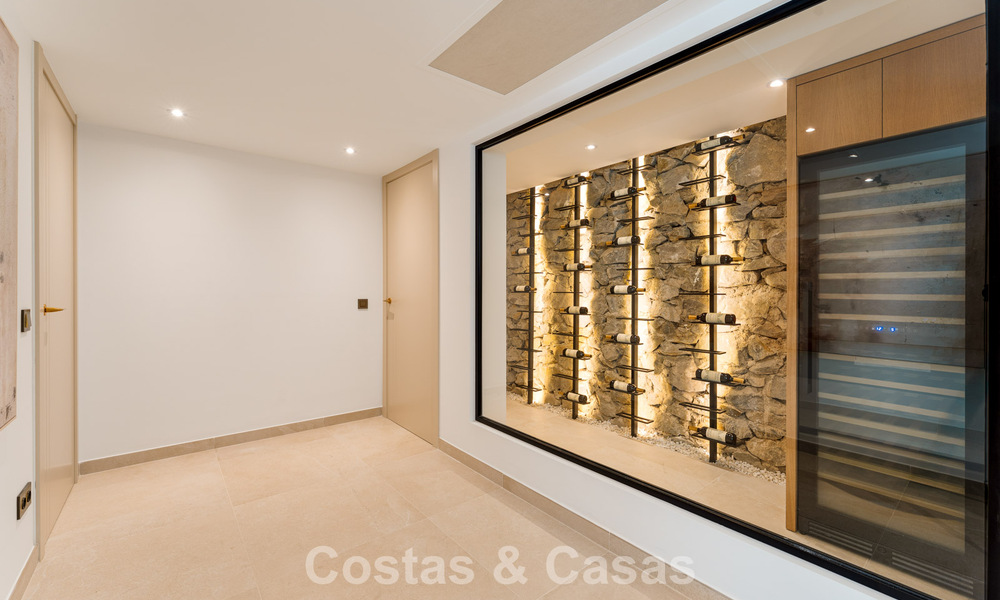 Lujosa villa renovada con vistas al mar en venta en la Milla de Oro de Marbella 786908