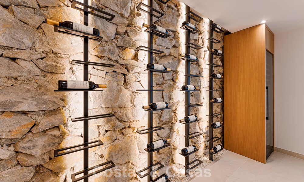 Lujosa villa renovada con vistas al mar en venta en la Milla de Oro de Marbella 786909