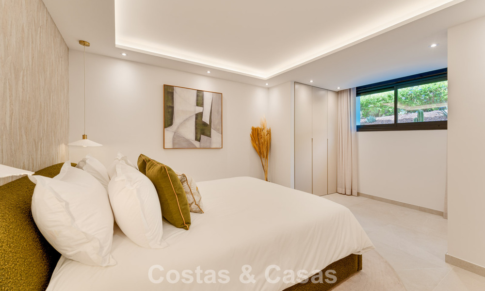 Lujosa villa renovada con vistas al mar en venta en la Milla de Oro de Marbella 786910