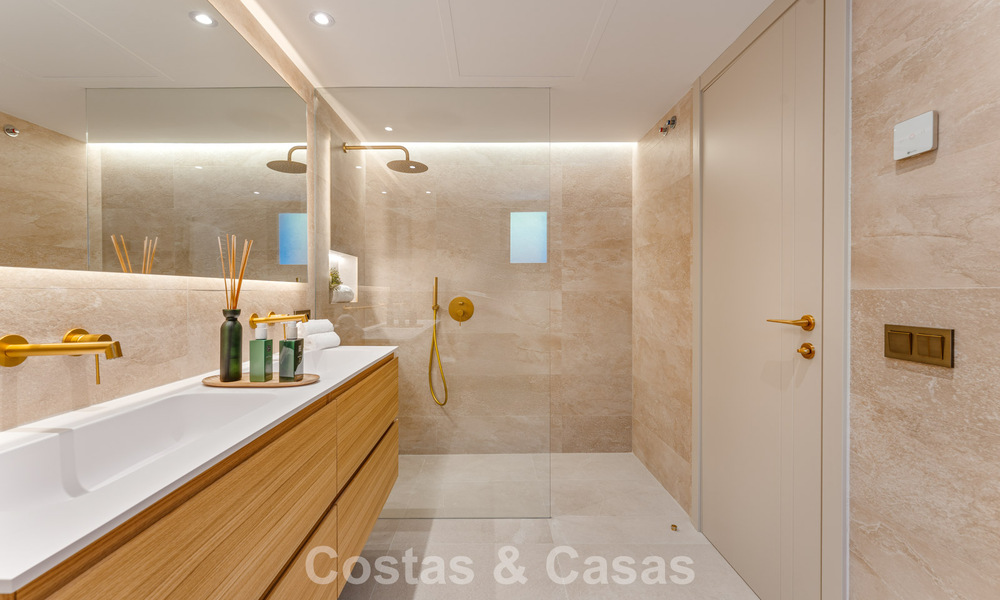 Lujosa villa renovada con vistas al mar en venta en la Milla de Oro de Marbella 786911