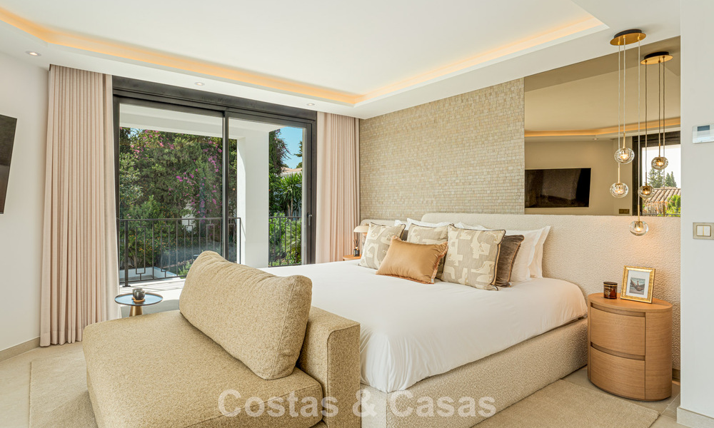 Lujosa villa renovada con vistas al mar en venta en la Milla de Oro de Marbella 786913