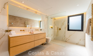 Lujosa villa renovada con vistas al mar en venta en la Milla de Oro de Marbella 786914 