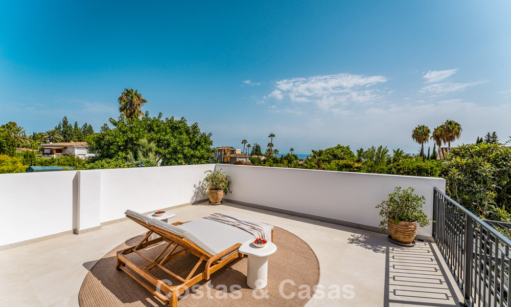 Lujosa villa renovada con vistas al mar en venta en la Milla de Oro de Marbella 786916