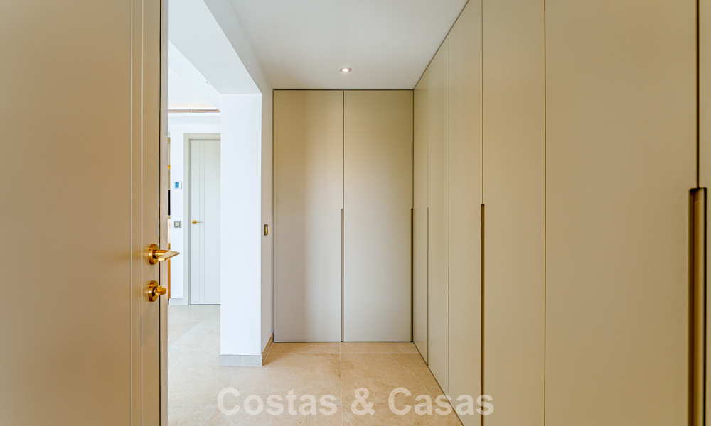 Lujosa villa renovada con vistas al mar en venta en la Milla de Oro de Marbella 786918