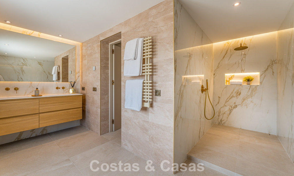 Lujosa villa renovada con vistas al mar en venta en la Milla de Oro de Marbella 786919