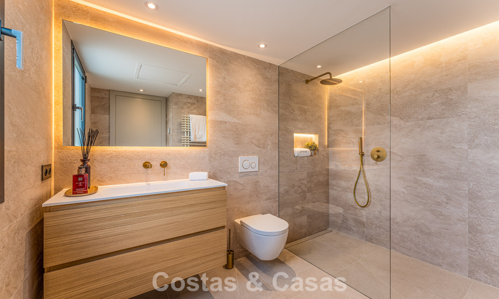 Lujosa villa renovada con vistas al mar en venta en la Milla de Oro de Marbella 786921