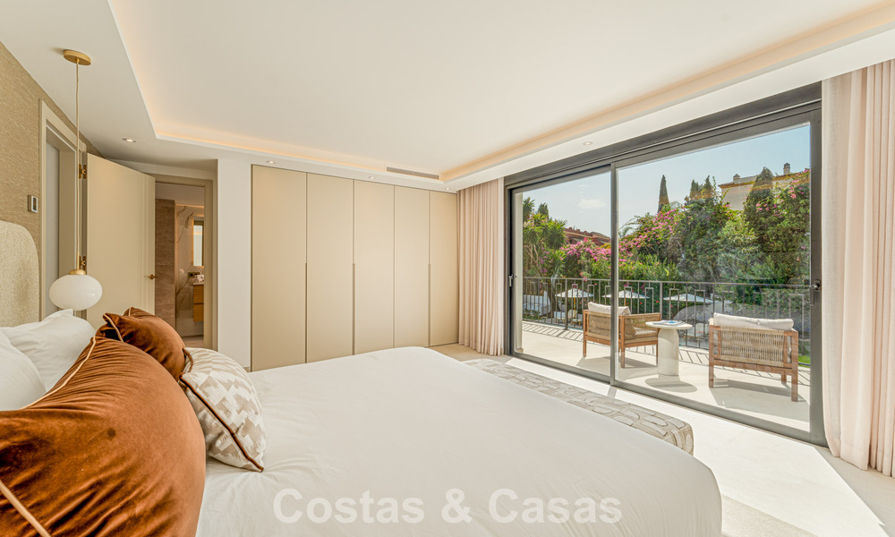 Lujosa villa renovada con vistas al mar en venta en la Milla de Oro de Marbella 786922