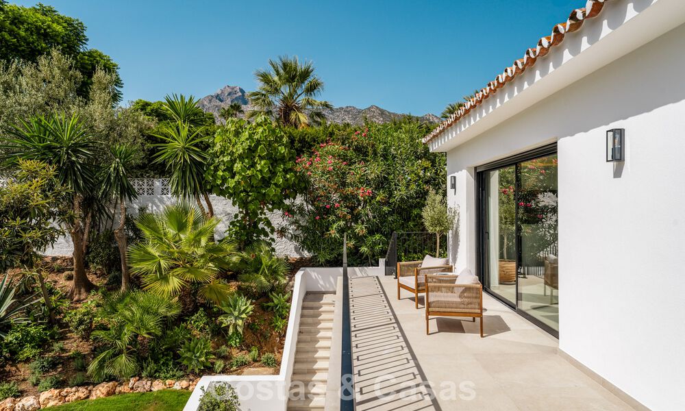 Lujosa villa renovada con vistas al mar en venta en la Milla de Oro de Marbella 786924
