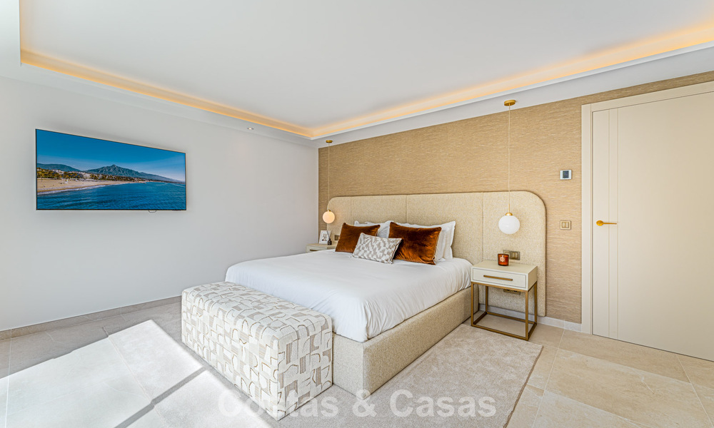 Lujosa villa renovada con vistas al mar en venta en la Milla de Oro de Marbella 786925