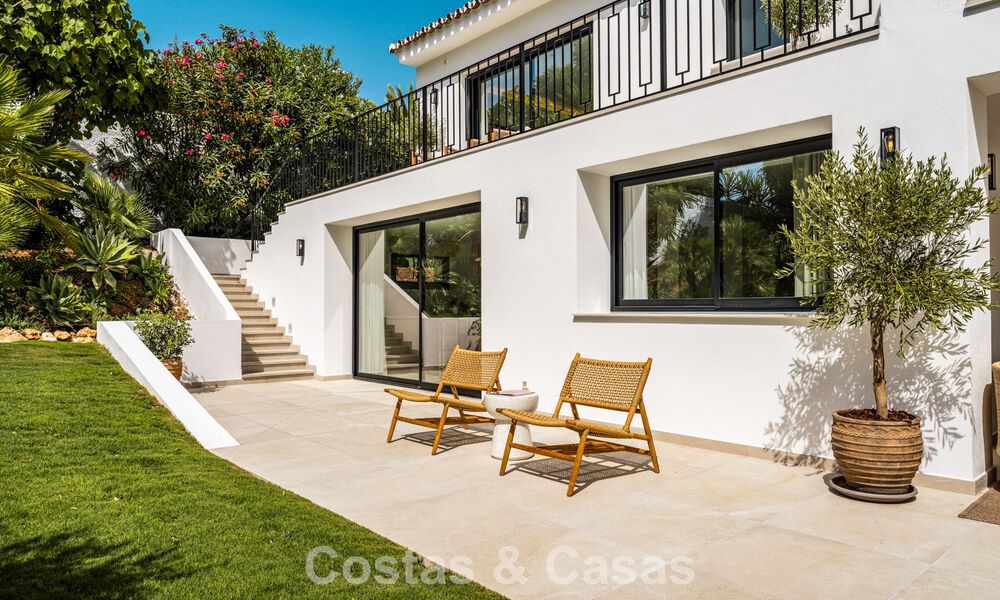 Lujosa villa renovada con vistas al mar en venta en la Milla de Oro de Marbella 786927