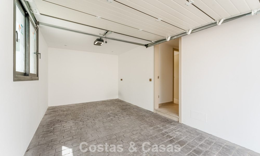 Lujosa villa renovada con vistas al mar en venta en la Milla de Oro de Marbella 786928