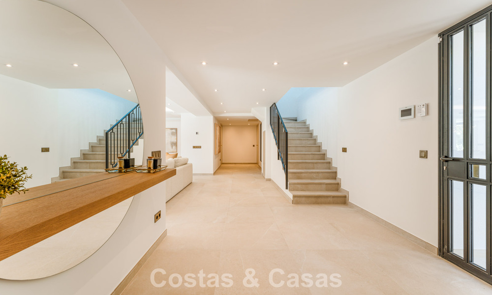 Lujosa villa renovada con vistas al mar en venta en la Milla de Oro de Marbella 786929