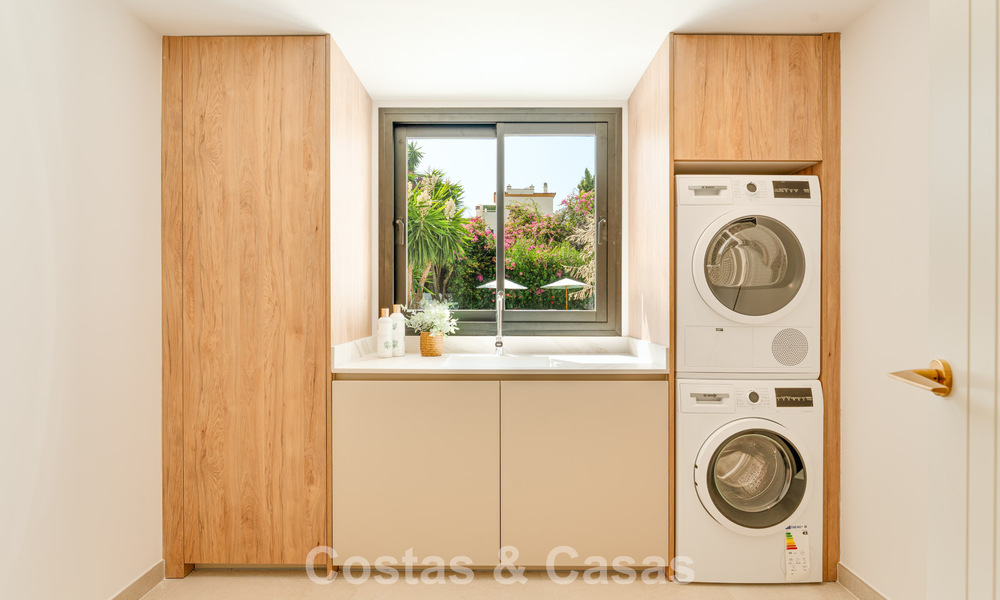 Lujosa villa renovada con vistas al mar en venta en la Milla de Oro de Marbella 786930