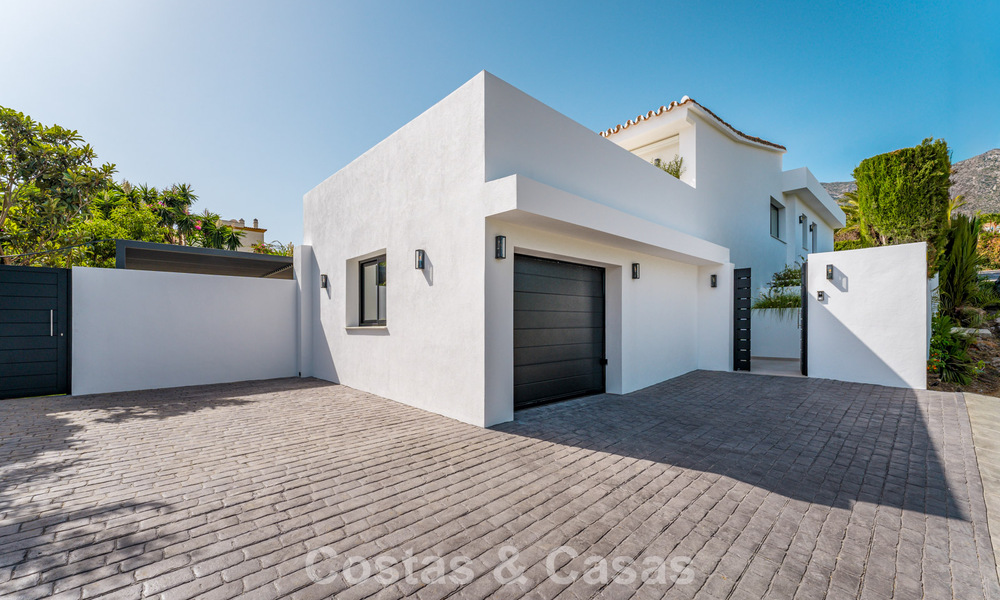 Lujosa villa renovada con vistas al mar en venta en la Milla de Oro de Marbella 786931