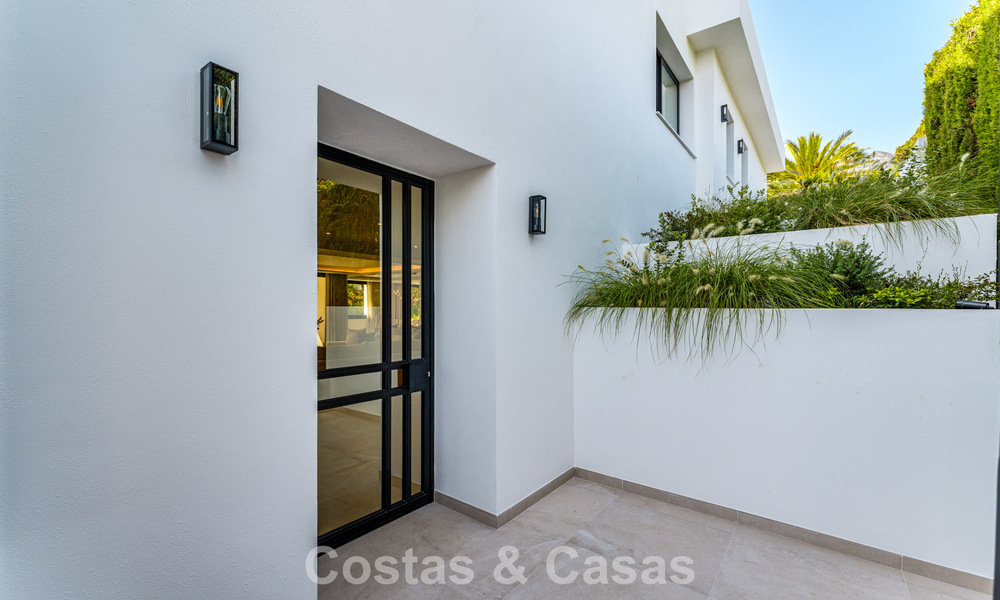 Lujosa villa renovada con vistas al mar en venta en la Milla de Oro de Marbella 786932