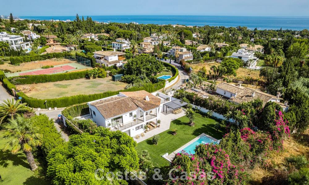 Lujosa villa renovada con vistas al mar en venta en la Milla de Oro de Marbella 786934