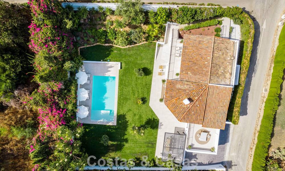 Lujosa villa renovada con vistas al mar en venta en la Milla de Oro de Marbella 786935