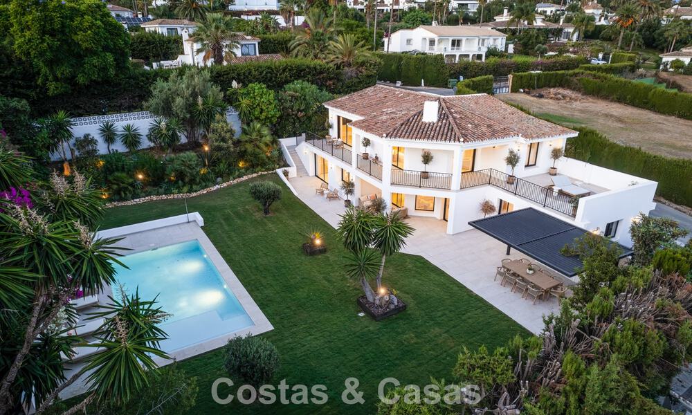 Lujosa villa renovada con vistas al mar en venta en la Milla de Oro de Marbella 786937