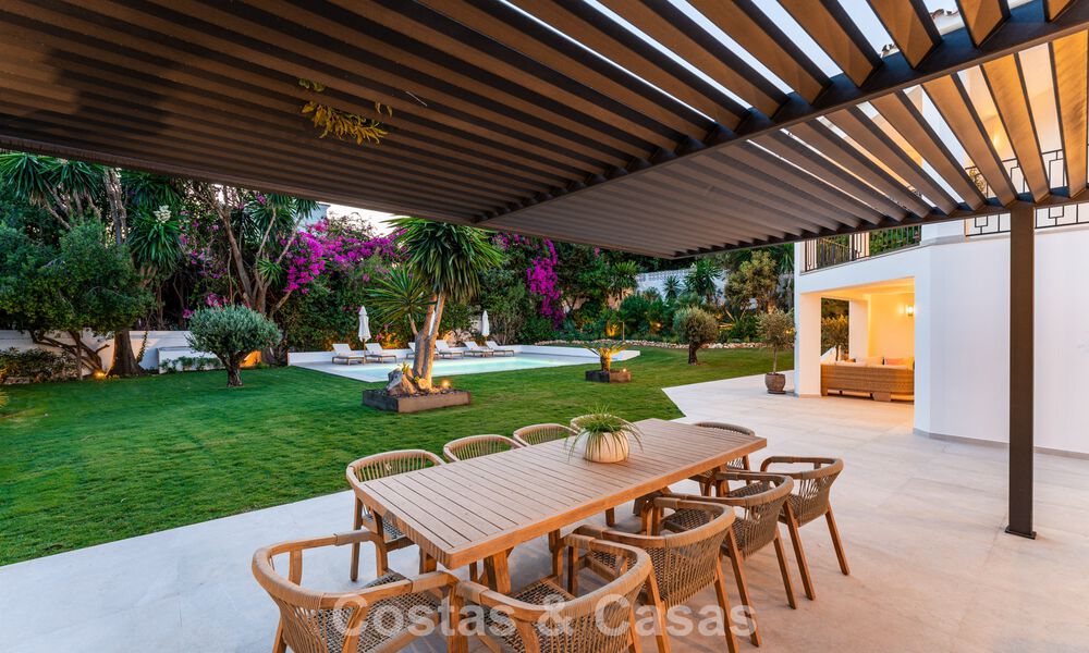 Lujosa villa renovada con vistas al mar en venta en la Milla de Oro de Marbella 786938