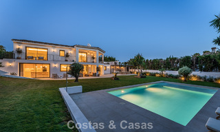 Lujosa villa renovada con vistas al mar en venta en la Milla de Oro de Marbella 786940 