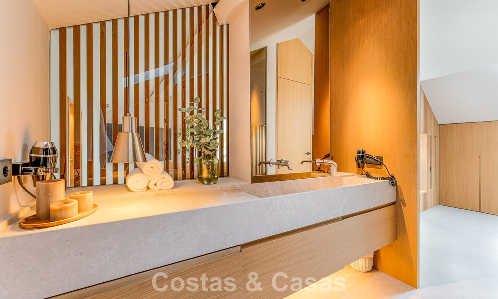 Ático dúplex contemporáneo en venta en una urbanización segura en la prestigiosa Milla de Oro de Marbella 786975