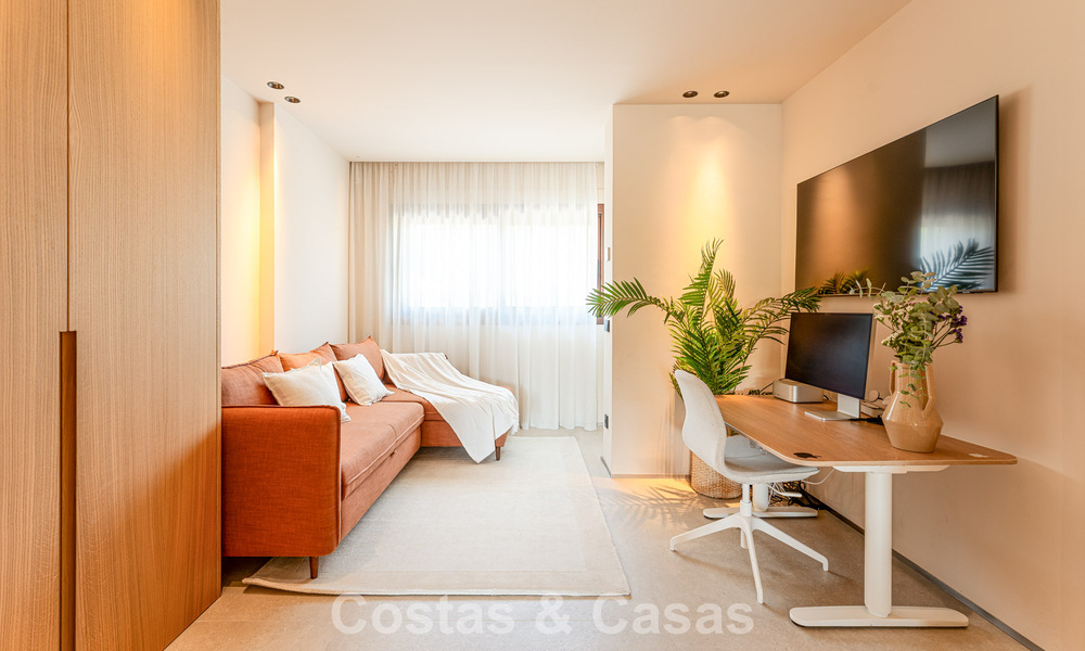 Ático dúplex contemporáneo en venta en una urbanización segura en la prestigiosa Milla de Oro de Marbella 786978