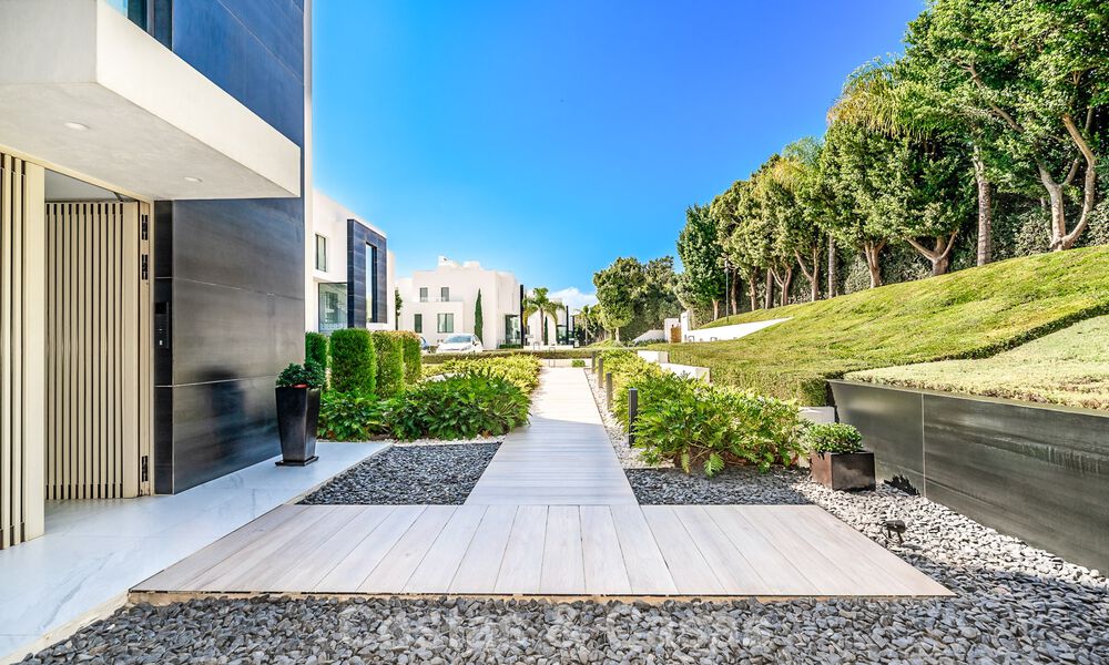Apartamento con vistas al mar, en venta, en primera línea de playa en la Nueva Milla de Oro, entre Marbella y Estepona 786942