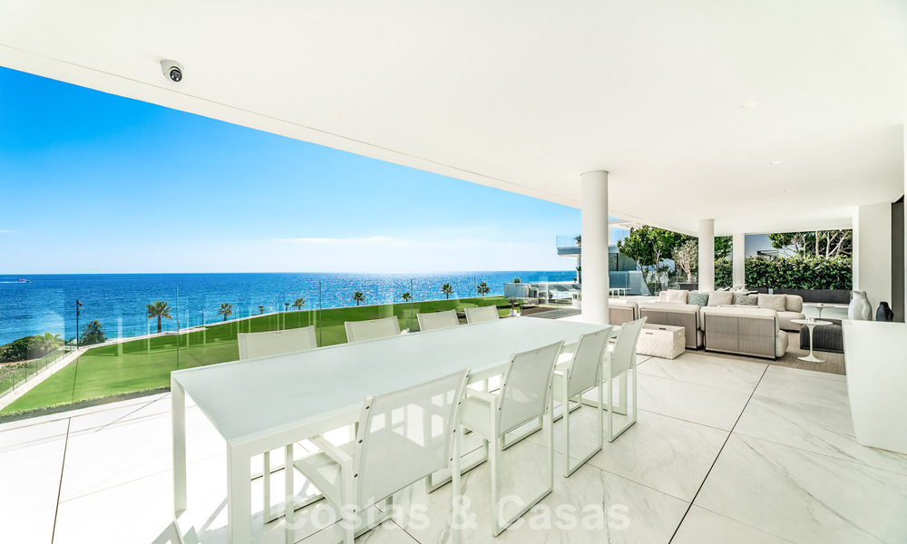 Apartamento con vistas al mar, en venta, en primera línea de playa en la Nueva Milla de Oro, entre Marbella y Estepona 786944