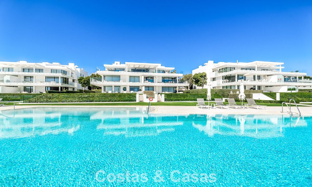 Apartamento con vistas al mar, en venta, en primera línea de playa en la Nueva Milla de Oro, entre Marbella y Estepona 786945