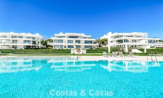 Apartamento con vistas al mar, en venta, en primera línea de playa en la Nueva Milla de Oro, entre Marbella y Estepona 786945 