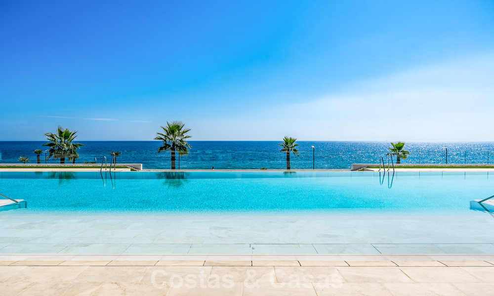 Apartamento con vistas al mar, en venta, en primera línea de playa en la Nueva Milla de Oro, entre Marbella y Estepona 786946