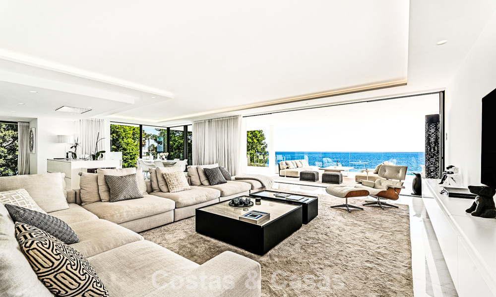 Apartamento con vistas al mar, en venta, en primera línea de playa en la Nueva Milla de Oro, entre Marbella y Estepona 786948
