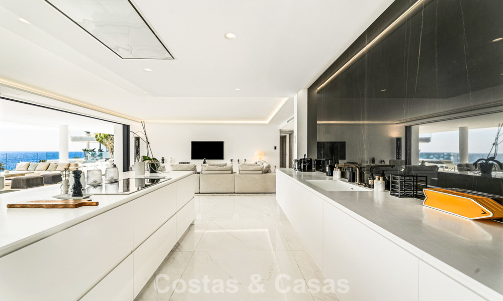 Apartamento con vistas al mar, en venta, en primera línea de playa en la Nueva Milla de Oro, entre Marbella y Estepona 786949