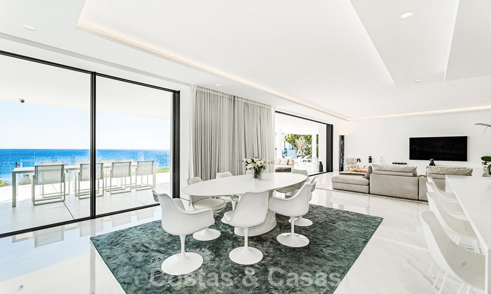 Apartamento con vistas al mar, en venta, en primera línea de playa en la Nueva Milla de Oro, entre Marbella y Estepona 786950