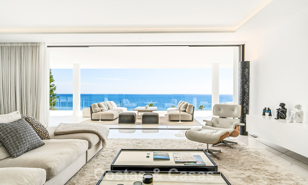 Apartamento con vistas al mar, en venta, en primera línea de playa en la Nueva Milla de Oro, entre Marbella y Estepona 786951