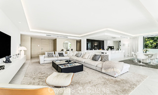 Apartamento con vistas al mar, en venta, en primera línea de playa en la Nueva Milla de Oro, entre Marbella y Estepona 786952 
