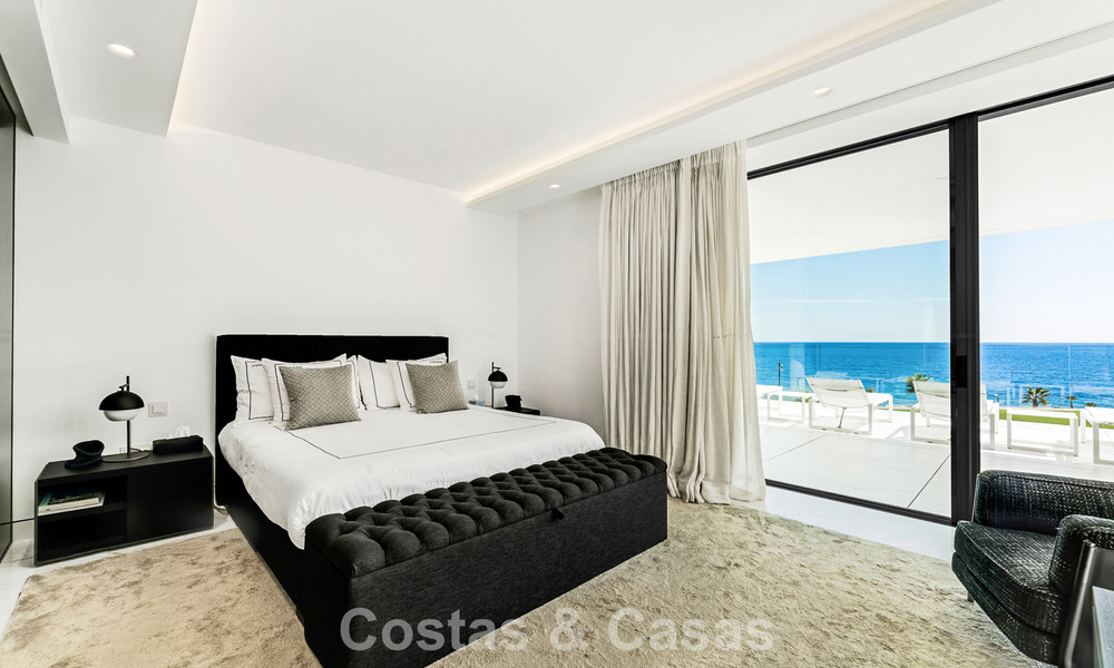 Apartamento con vistas al mar, en venta, en primera línea de playa en la Nueva Milla de Oro, entre Marbella y Estepona 786953
