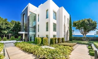 Apartamento con vistas al mar, en venta, en primera línea de playa en la Nueva Milla de Oro, entre Marbella y Estepona 786956 