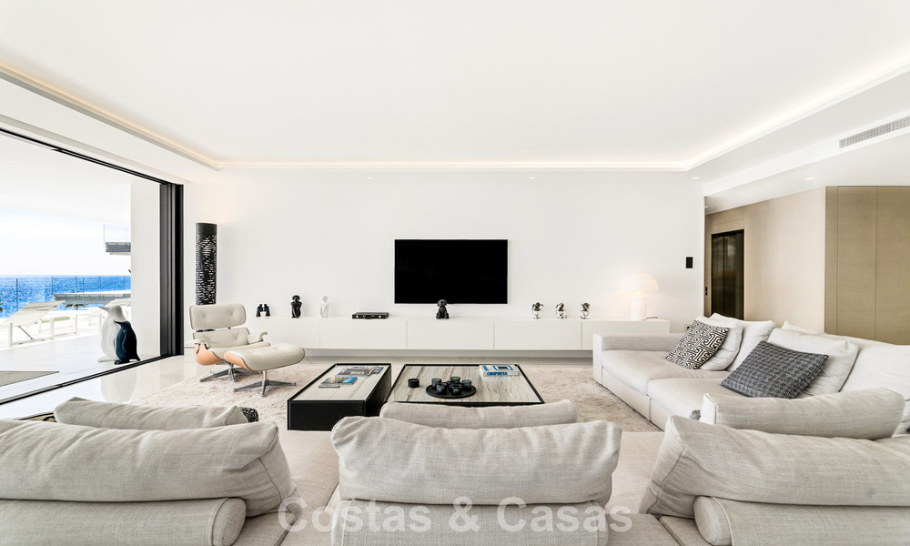 Apartamento con vistas al mar, en venta, en primera línea de playa en la Nueva Milla de Oro, entre Marbella y Estepona 786957